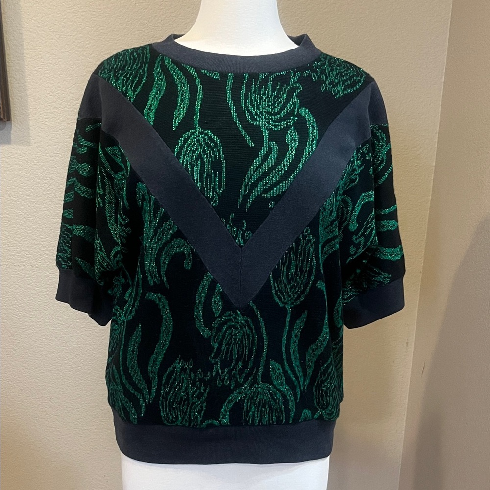 Vintage Anna Black and Green short sleeves top with a floral pattern
